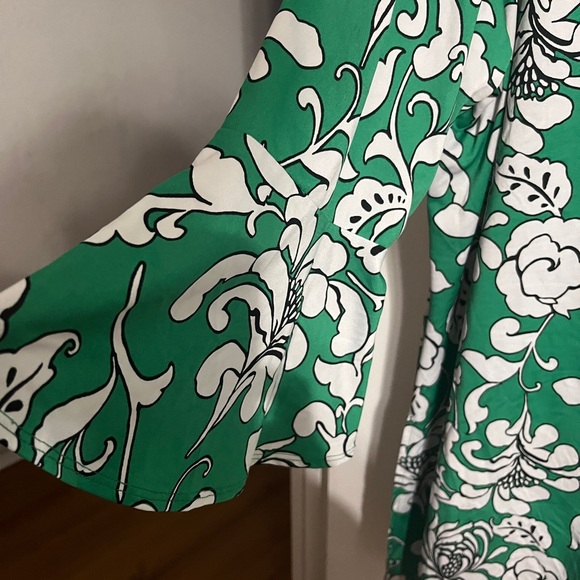 💝 2X Floral Green and White Women's Top - Picture 4 of 9